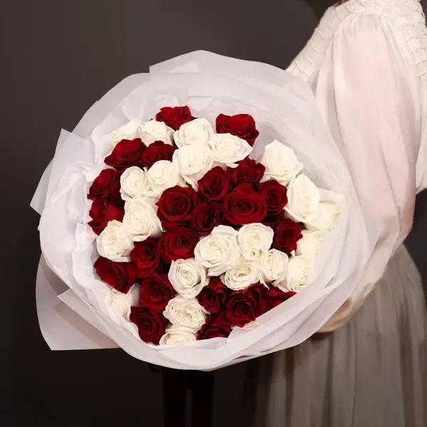 Red & White Long Stem Roses Bouquet