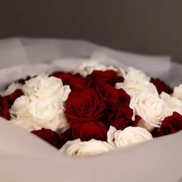 Red & White Long Stem Roses Bouquet